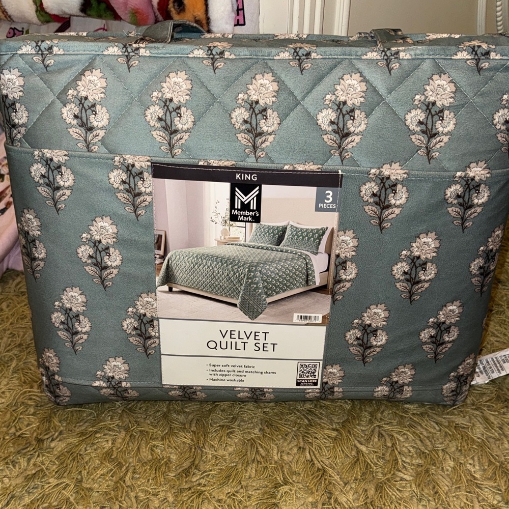 Mainstays Velvet Quilt Set - Green and White Floral